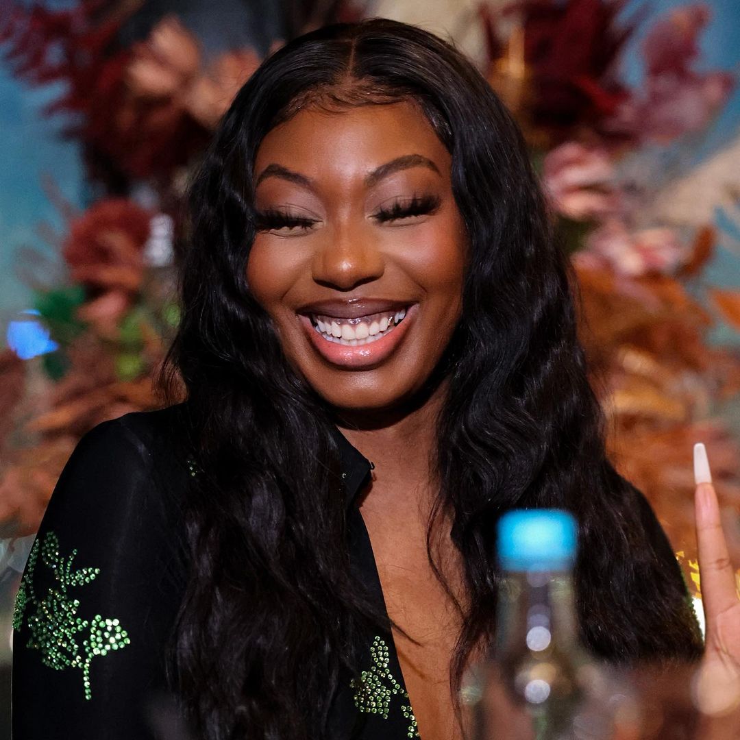 vinhogan09's tweet photo. #Typaway damn ๐๐love seeing people smile love seeing @MsBanks smile more ๐ฅฐ๐ฅฐ๐ฅฐ๐ฅฐ๐ฅฐ
She's Hottie โบ๏ธ https://t.co/ytOprx5VPH