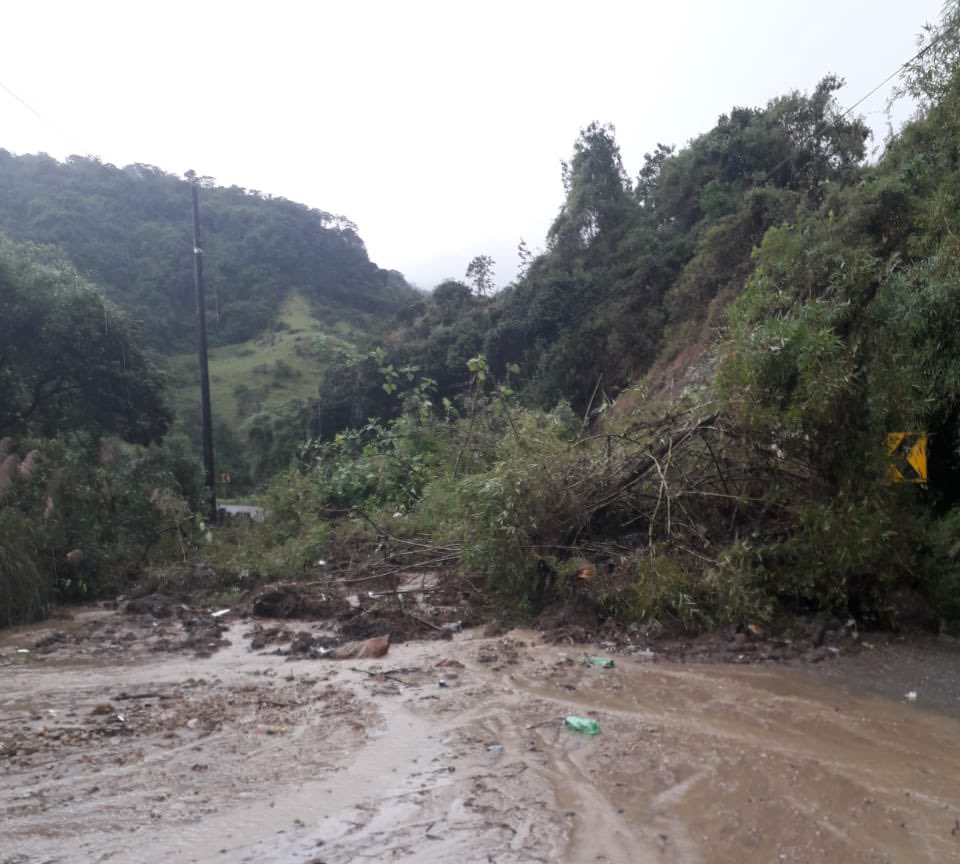 paulramirez1991's tweet photo. Cierre momentáneo en la vía Zhud-Angas, maquinaria del MTOP #Cañar se dirige a realizar la limpieza de material en la vía. Tomar precauciones 🚧 https://t.co/HCmWr6TeKY