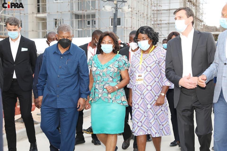 AdaodeAlmeidaAO's tweet photo. MAIS SAÚDE E MAIS HABITAÇÃO PARA O CUNENE

As obras da centralidade da Ekuma II e do Hospital Geral do Cunene foram hoje visitadas pelo Presidente João Lourenço.
Em breve, mais saúde e mais habitação para a população do Cunene.

CONFIANÇA.
PAZ.
🇦🇴🇦🇴🇦🇴🇦🇴🇦🇴 https://t.co/WtcJeucd2L