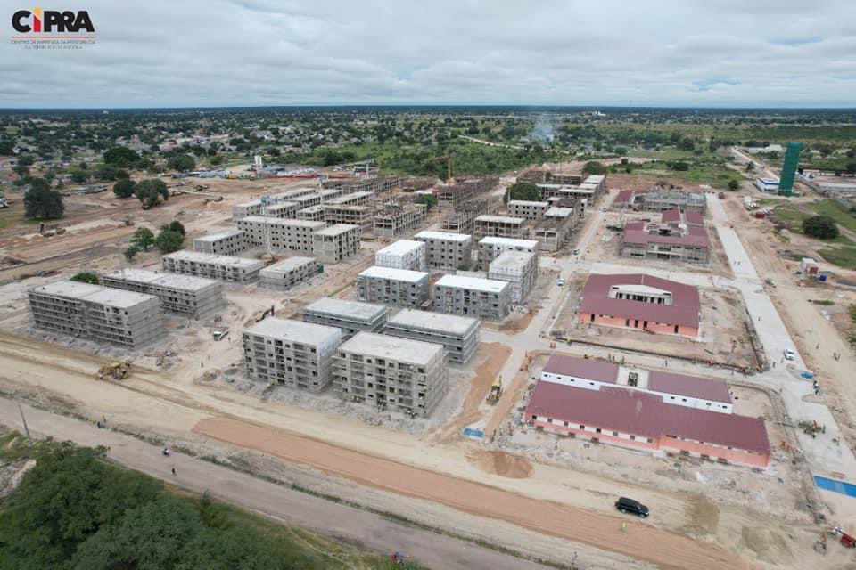 AdaodeAlmeidaAO's tweet photo. MAIS SAÚDE E MAIS HABITAÇÃO PARA O CUNENE

As obras da centralidade da Ekuma II e do Hospital Geral do Cunene foram hoje visitadas pelo Presidente João Lourenço.
Em breve, mais saúde e mais habitação para a população do Cunene.

CONFIANÇA.
PAZ.
🇦🇴🇦🇴🇦🇴🇦🇴🇦🇴 https://t.co/WtcJeucd2L