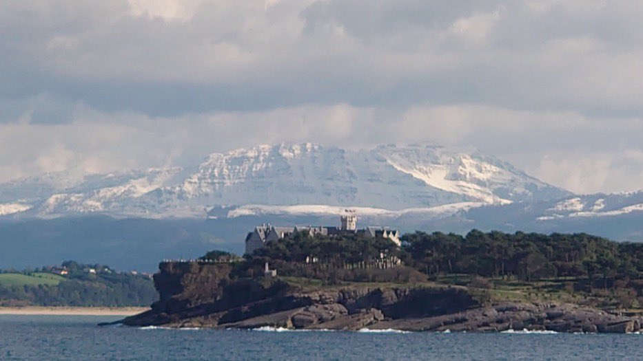 Postureo_CANT's tweet photo. #BuenasNoches ✨ Mar 🌊 y nieve 🏔

📍 Santander (Cantabria)

📷 @manvac https://t.co/sy3aR52ElY