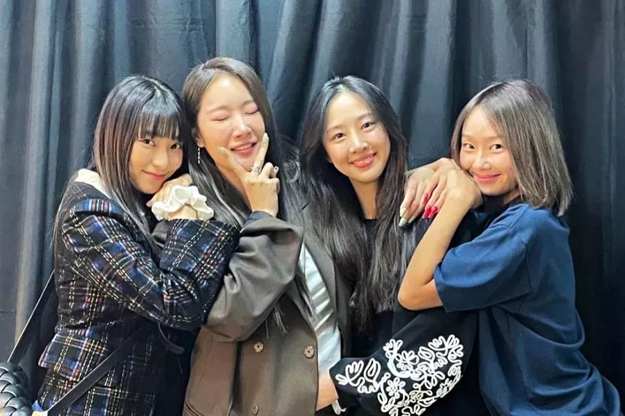SoompiSpanish's tweet photo. #SISTAR se reúnen para apoyar a Soyou en su 1er concierto en solitario
https://t.co/JZ60HRXgSU https://t.co/XDDdoDomT5