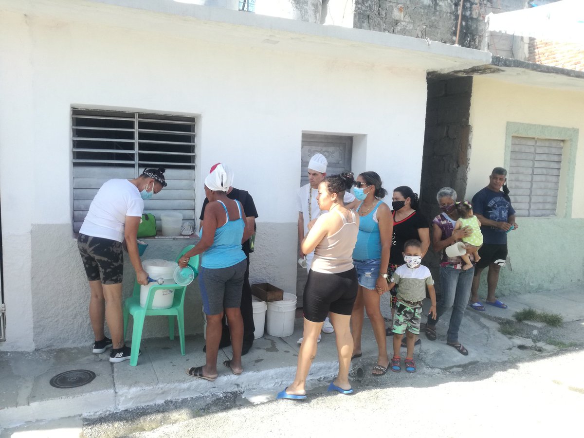Juvenil60's tweet photo. Se realiza venta de helado y actividades para los niños de la comunidad Condado Norte, por parte del destacamento en conjunto con el INDER en saludo al #60UJC

#VamosConTodo 
#SomosDelBarrio 
#CDR #CDRCuba
@GHNordelo5 https://t.co/FE8WSXMEAq