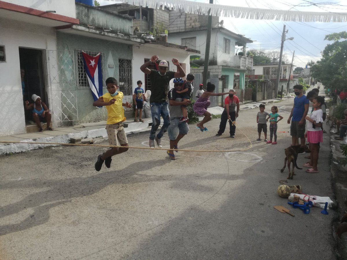 Juvenil60's tweet photo. Se realiza venta de helado y actividades para los niños de la comunidad Condado Norte, por parte del destacamento en conjunto con el INDER en saludo al #60UJC

#VamosConTodo 
#SomosDelBarrio 
#CDR #CDRCuba
@GHNordelo5 https://t.co/FE8WSXMEAq