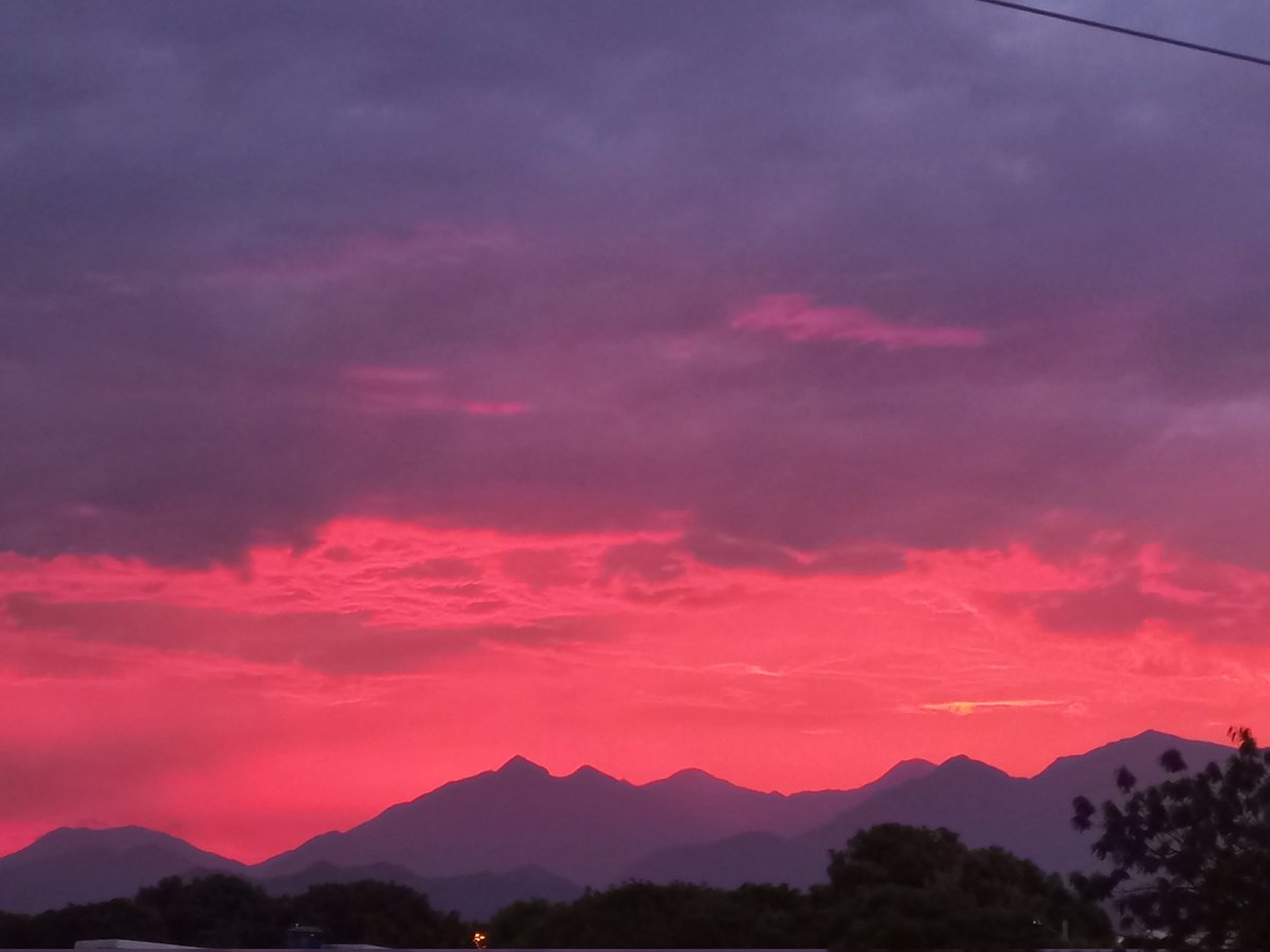 MafemartinezH's tweet photo. Este hermoso atardecer fue hoy, y lo amee tanto @Valledupar @MasValledupar https://t.co/C5zyeFid35