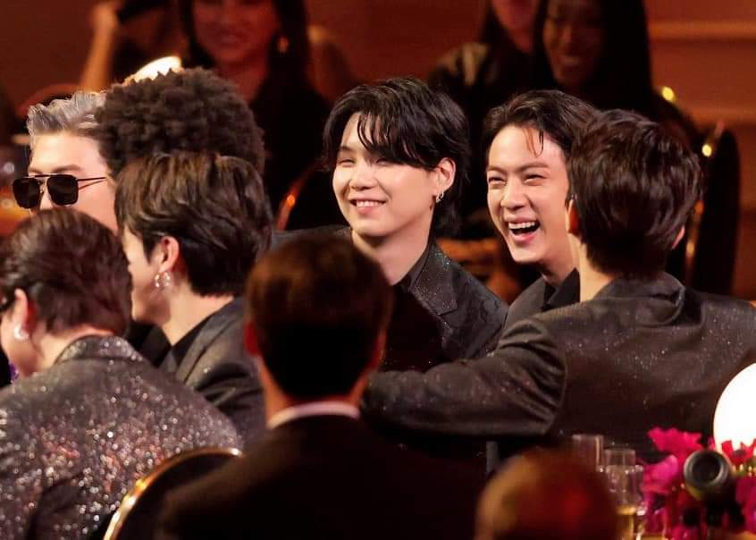 Ceci_Kookmin_YT's tweet photo. BTS son la clase de personas que cambian vidas 💜 Cambiaron la mía y la de  ARMY al rededor del mundo, su música es arte e inspiración estamos muy orgullosos de lo que todos ustedes son, todo lo que representan 👏 Siempre nuestra inspiración BTS 💜 We Purple U https://t.co/3g67fmF1Tc