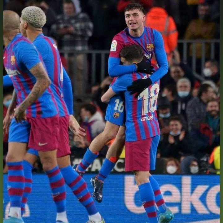 MicroMiragoane1's tweet photo. Le FC Barcelone s'est débattu avant de se défaire du FC Séville dans le cadre de la 30e journée de la Liga. Grâce à un chef-d'œuvre du jeune milieu Espagnol, Pedri, les Catalans se sont propulsés à la 2e place du classement avec 57 pts, malgré un match en moins.
#RadioMicroFM https://t.co/4yxnJGrzZ8