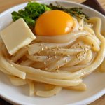 うどんに調味料を絡ませるだけ!簡単濃厚味噌バター油うどん。