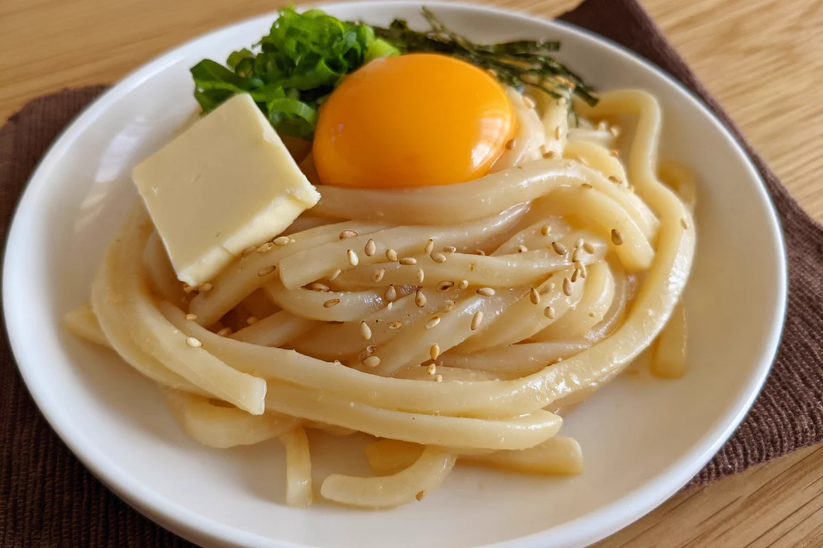 うどんに調味料を絡ませるだけ！簡単濃厚味噌バター油うどん。