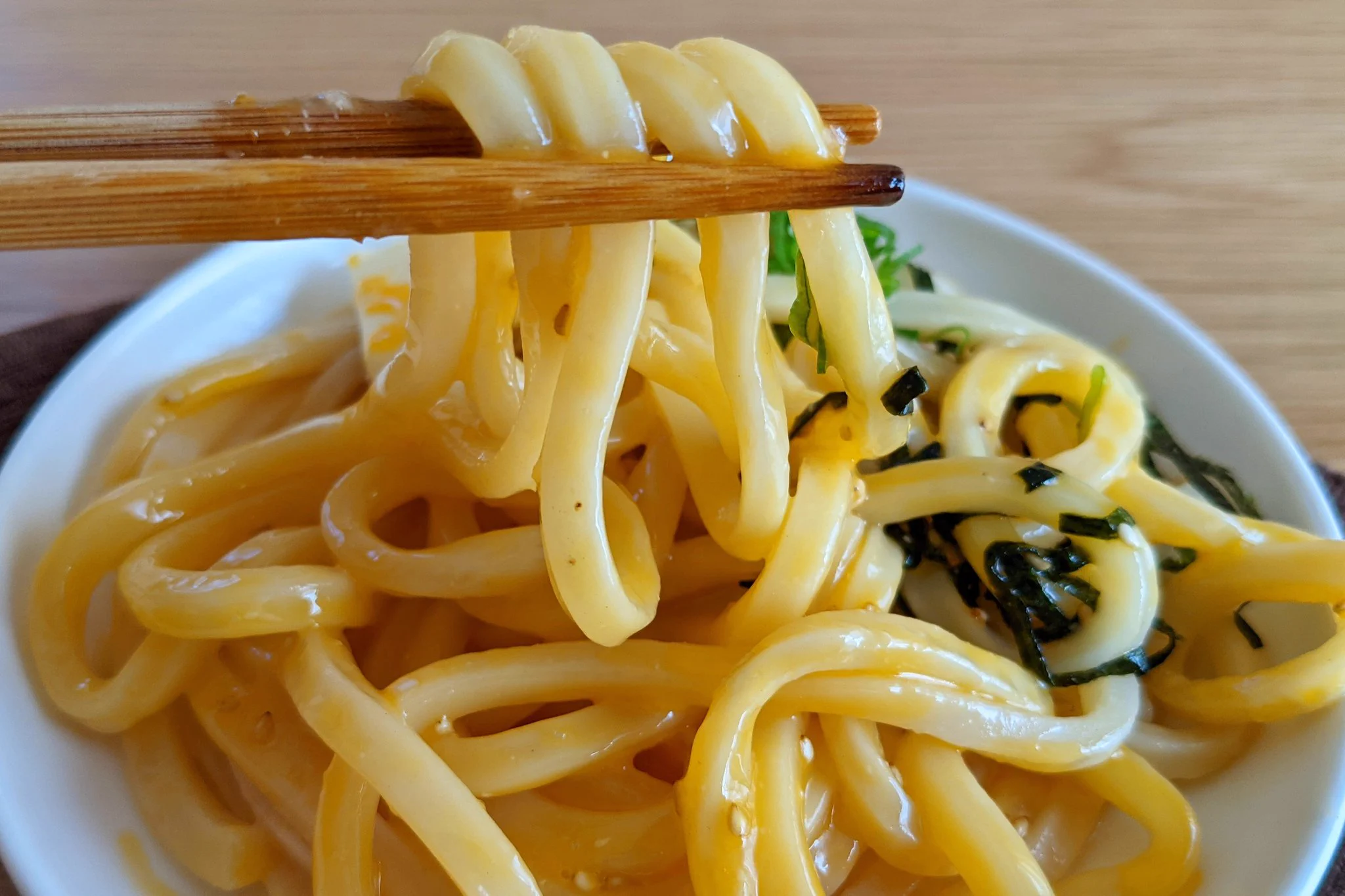 うどんに調味料を絡ませるだけ！簡単濃厚味噌バター油うどん。