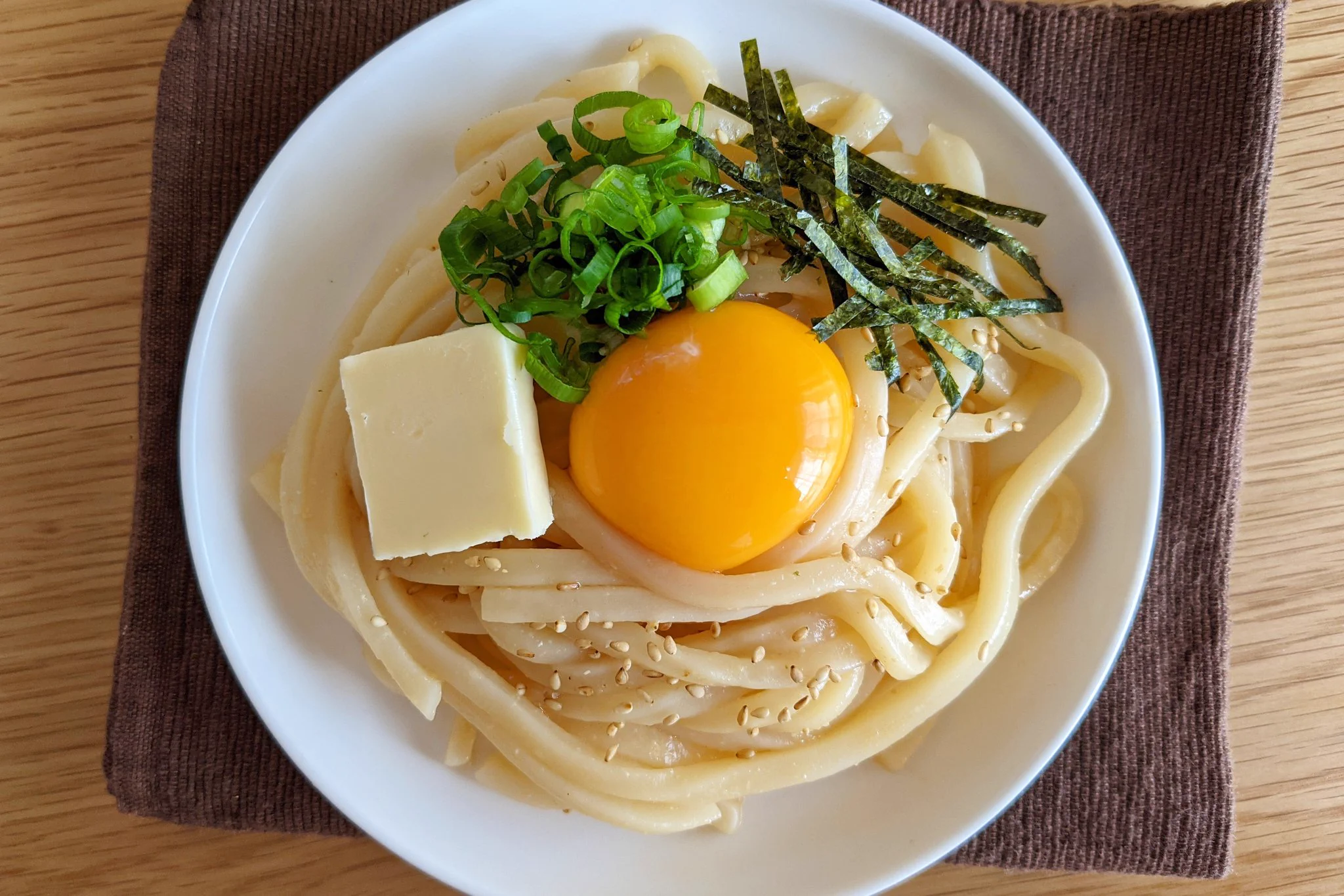 うどんに調味料を絡ませるだけ！簡単濃厚味噌バター油うどん。
