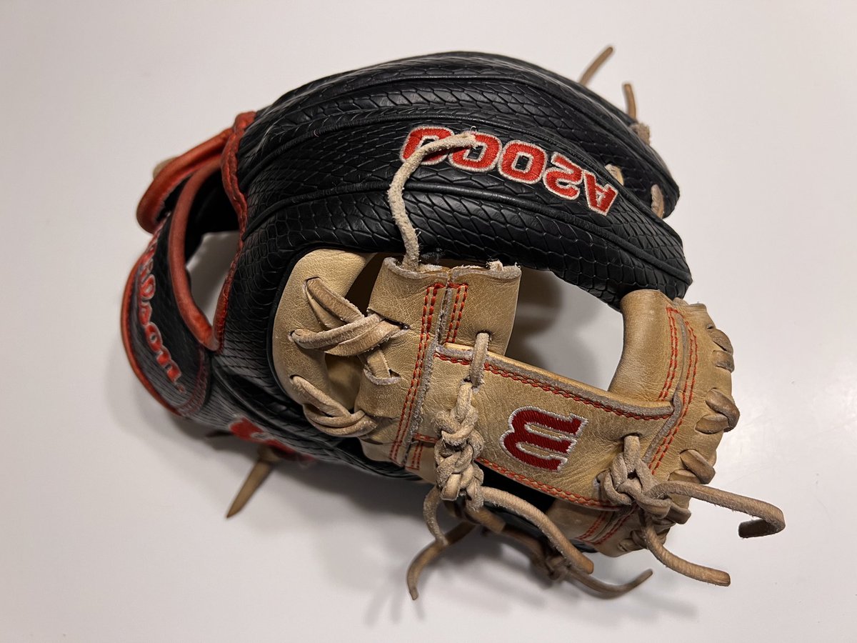 hyphenpierce's tweet photo. The boys ask how I started relacing gloves … I don’t know … it just happened. Kid had a glove blowout mid-inning ... I fixed it. Rest is history. #hyphenknot ⁦@flatbillbsb⁩ ⁦@wilsonballglove⁩ #givetheglovetomymom 😉#checkyourlaces #A2000repair https://t.co/xVpYrxD1rp