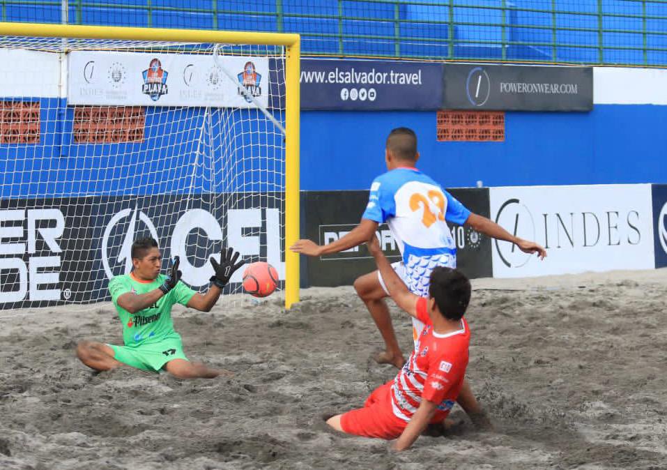 El equipo universitario masculino de fútbol playa perdió esta tarde ante #ApuloIlopango .
Con el marcador de
#BSUES 5-- 6 #Apulo 
#EstaEsLaU 
📸 De  <a href="/indeselsalvador/">INDES El Salvador</a>