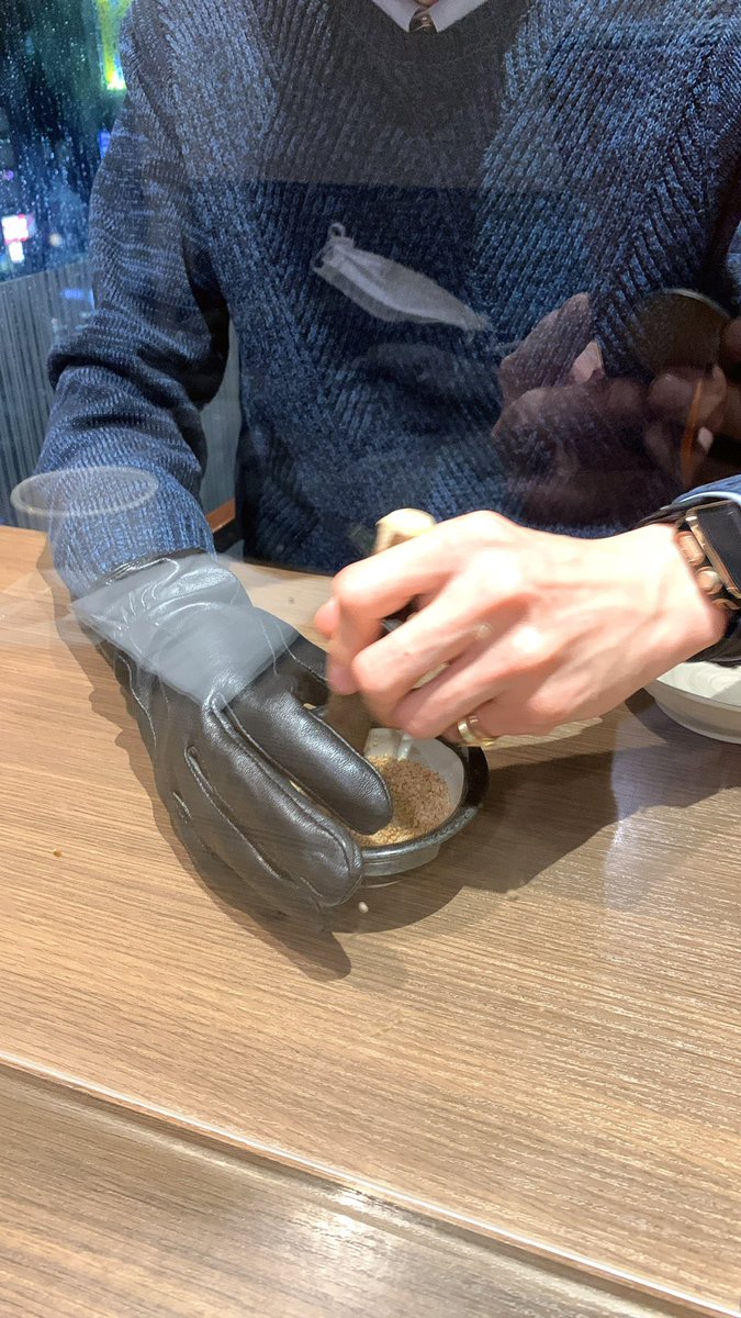 CyanKuni's tweet image. だいぶ前の写真。
義手で小鉢を保持して白胡麻を擦っています。

出来る事が一つ増えた瞬間。
この日は雨だったので防水として革手袋を着けたまんまです。

#義手 #筋電義手 #bebionic3 #手 #右手
#親指 #人差し指 #中指 #薬指 #小指
#義手モデル #両手作業