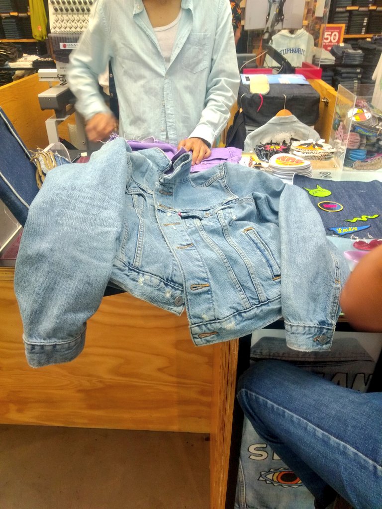 Alex_Campis's tweet photo. Hoy empecé a personalizar mi trucker jacket, excelente servicio en el Tailor Shop de @LevisMX https://t.co/8n0z8XNkgy
