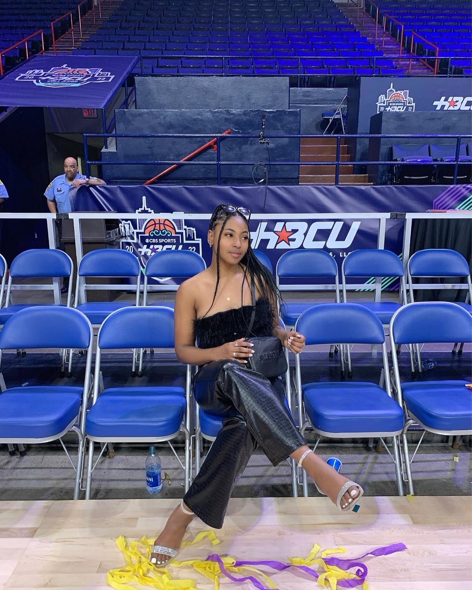 cloeymitchelll's tweet photo. don’t watch the game watch me🖤 https://t.co/mjsQaePIms