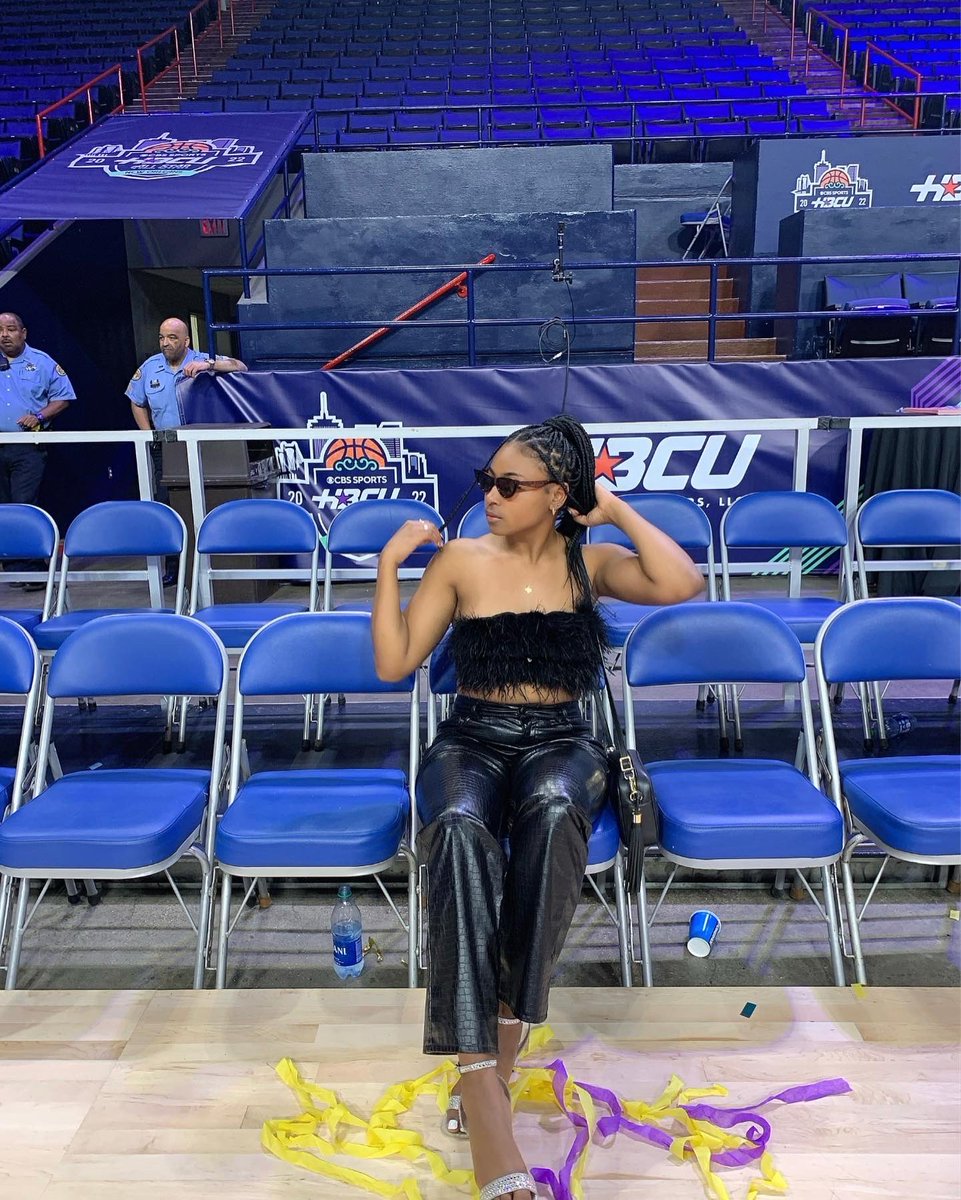 cloeymitchelll's tweet photo. don’t watch the game watch me🖤 https://t.co/mjsQaePIms