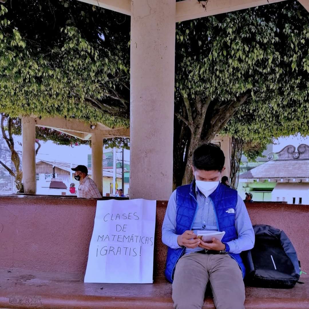 PrensaComunitar's tweet photo. #AltaVerapaz Efraín Cucul profesor de Matemática y Física estuvo este día ofreciendo clases gratis de Matemática en el parque de San Juan Chamelco.📌

📸 Gilberto Cucul https://t.co/bRPv6qMF1O