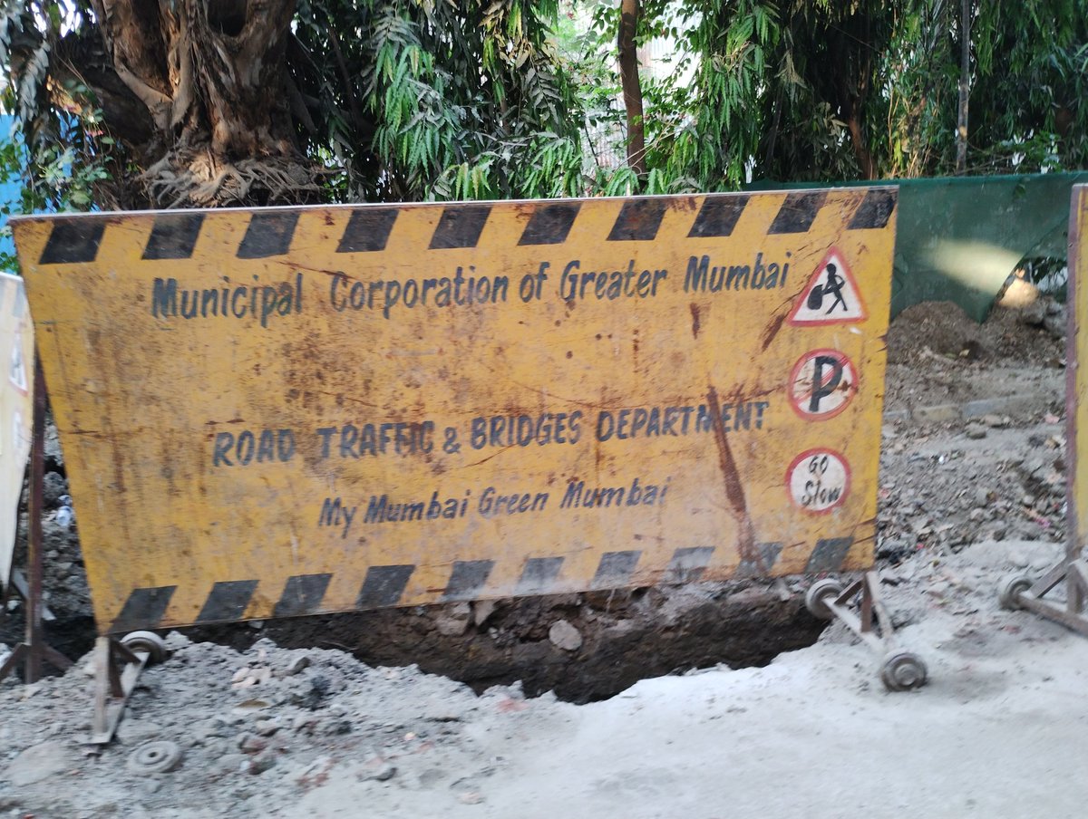 sumisaraf's tweet photo. @mybmc who is responsible for closing the road after digging? This has been left since 2 weeks after completion of work. Also, is the footpath made for pedestrians? I can see it but can't use it. This is Yadav Patil lane Prabhadevi. @RoadsOfMumbai @mumbaitraffic @CMOMaharashtra https://t.co/yGXGDKzUId