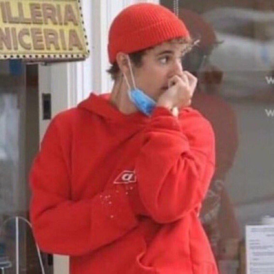grammy premiando um álbum cheio de processos por samples copiados sem o devido crédito acima de justin bieber e ariana grande e billie eilish que se preocupam com todas as partes de produção das próprias músicas