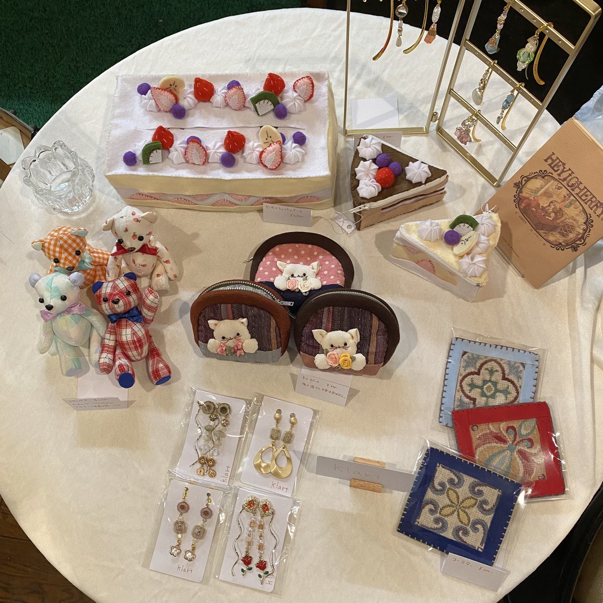 umenokijujo's tweet photo. 4月4日(月)おはようございます。
前回70代女性に爆発的人気だった
縮緬ネコポーチ(しっぽ付き)
販売中！
他にもたくさんかわいいグッズあります。
#ハンドメイド　#十条カフェ　
#梅の木十条店 https://t.co/exOzJrwegh