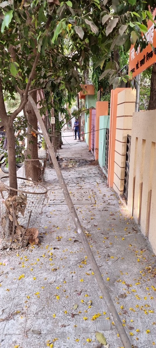 IMPramod77's tweet photo. @bmcmumbai @mybmcWardS  hope you will look In to it ...live wires are on footpath.on pawar public school poothpath.poothpath work is waste of money. https://t.co/VEhxTuChQO