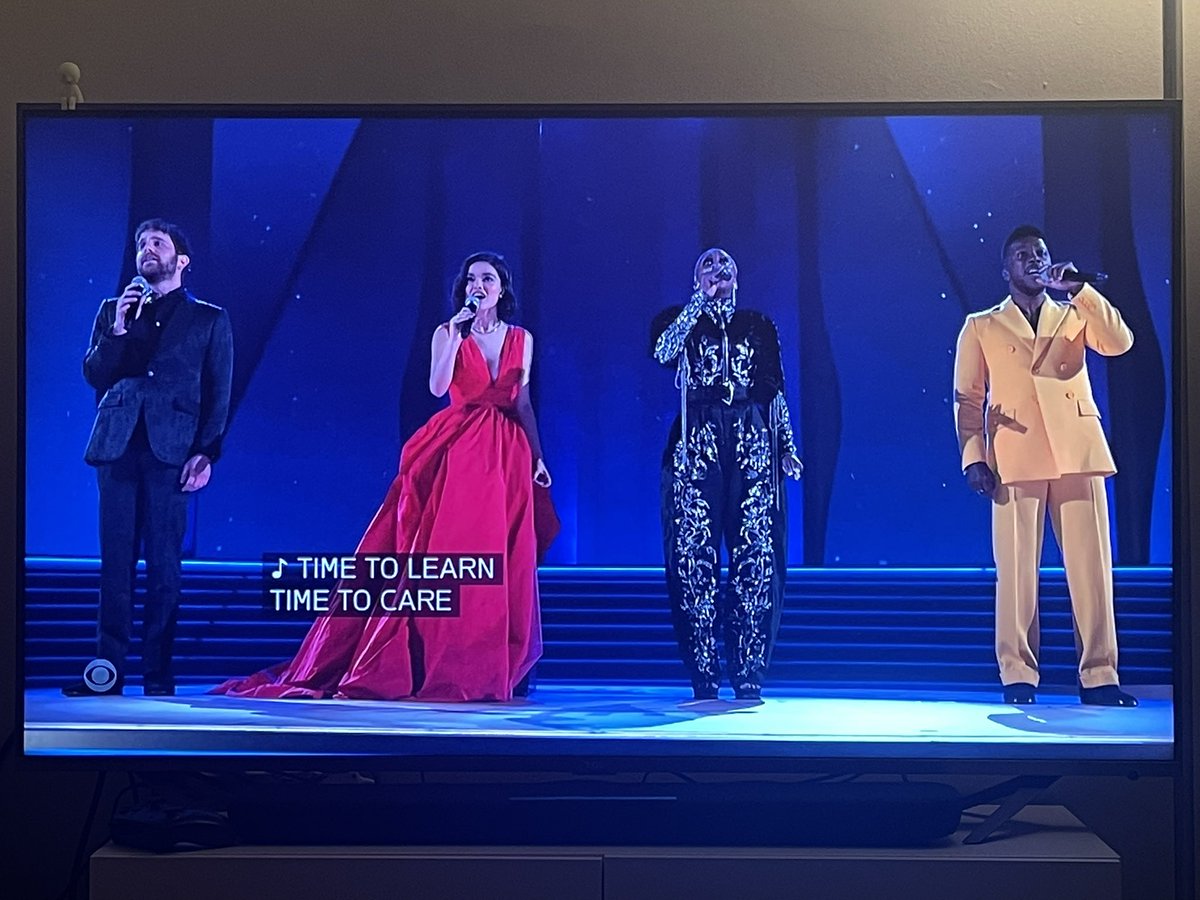 DavidLevitz's tweet photo. the broadway girls really getting fed tonight #GRAMMYs https://t.co/gKvvTE7x7J