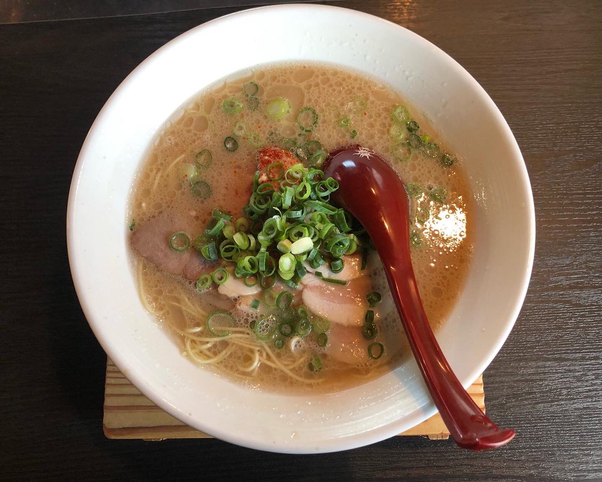 【我ガ】小郡市の「麺屋我ガ（ガガ）」で「チャーシューめん」とおにぎりを頂きました。安定の美味しさで、また替玉２杯もしてしまいました。辛味ダレを別皿にし忘れてしまいましたが、そうするとやはり辛い