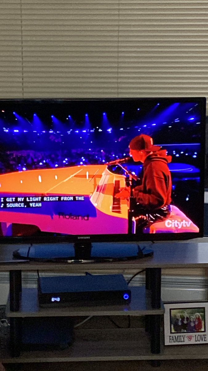 idontcarebiebs's tweet photo. Ahh he’s doing so good also anyone get throw back vibes when he would play the piano hat on backwards and the cute purple hoodie he always had 😍 #GRAMMYs #justinbieber #peaches @justinbieber https://t.co/qliKosGHny