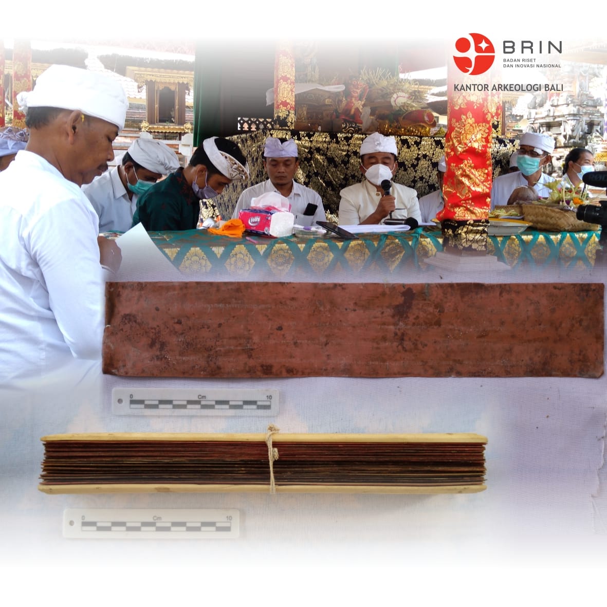 balarbali's tweet photo. Selain membaca prasasti, tim juga berhasil membuat foto digital satu cakep prasasti yang berupa lontar. Hasil foto digital ini akan ditransliterasi dan diterjemahkan. https://t.co/s5i1Z1rGCj