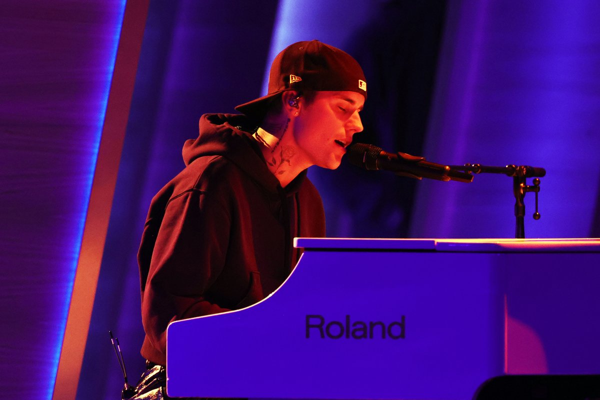 enews's tweet photo. You know we die for @justinbieber in a backward hat. #GRAMMYs https://t.co/uT0cLZ4iHv