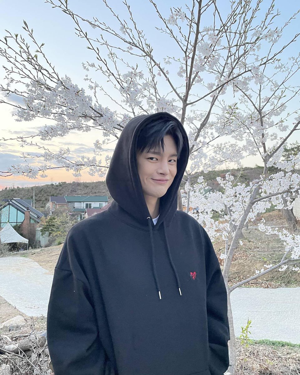 Rosemar16765305's tweet photo. 04.04.2021 he posted this
Smiling so sweetly in front of cherry blossoms 🌸🥰❤️
Are you going to come out today?

Repost @seo_cccc 
#기부캠페인#큐리에이트 #qreate

🦊
@seo_cccc #seoinguk 
#서인국 #ソイングク #徐仁國 
#pipeline 
#projectwolfhunting 
#minamdang #미남당 #美男堂 https://t.co/nXKBKui8Gn