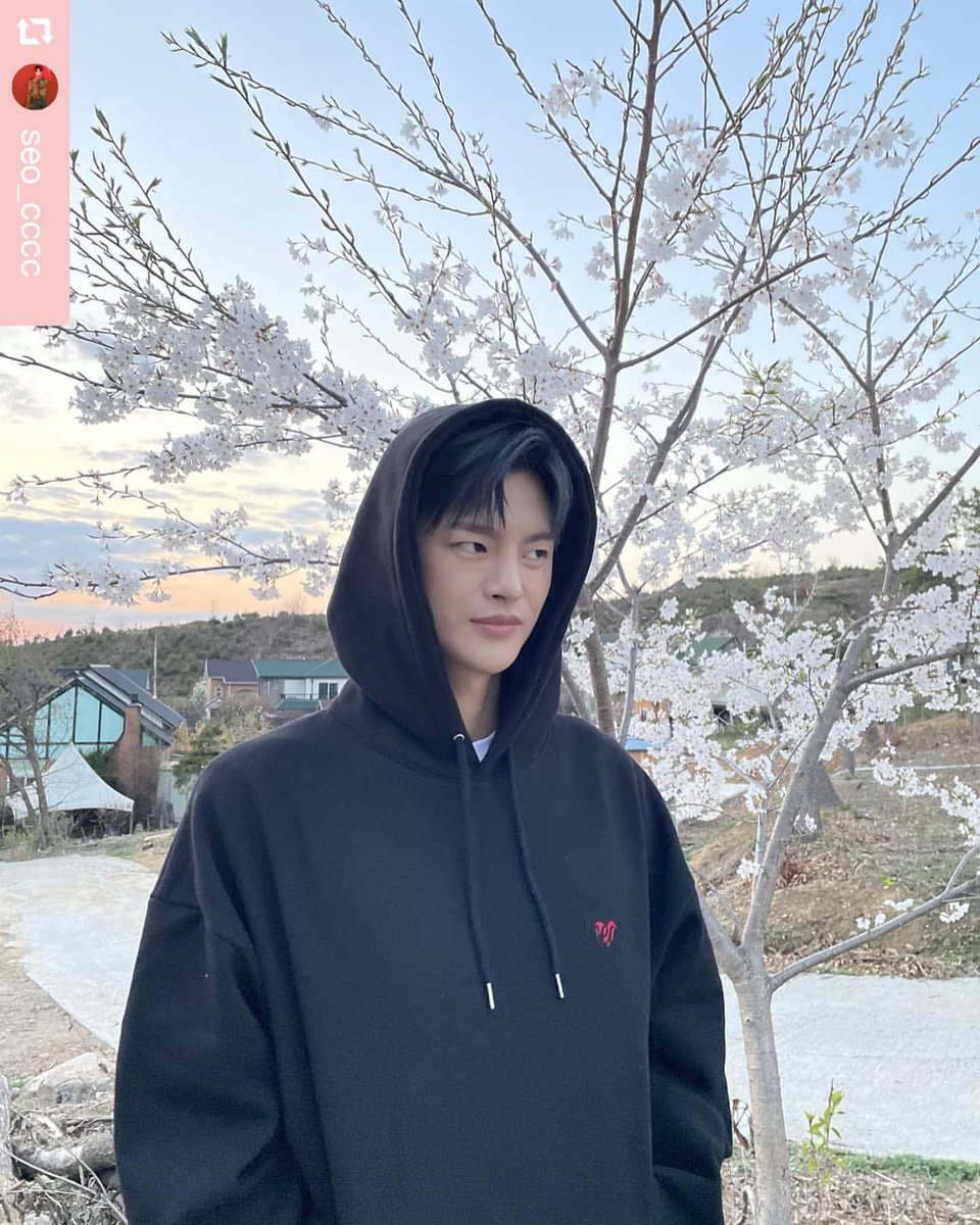 Rosemar16765305's tweet photo. 04.04.2021 he posted this
Smiling so sweetly in front of cherry blossoms 🌸🥰❤️
Are you going to come out today?

Repost @seo_cccc 
#기부캠페인#큐리에이트 #qreate

🦊
@seo_cccc #seoinguk 
#서인국 #ソイングク #徐仁國 
#pipeline 
#projectwolfhunting 
#minamdang #미남당 #美男堂 https://t.co/nXKBKui8Gn