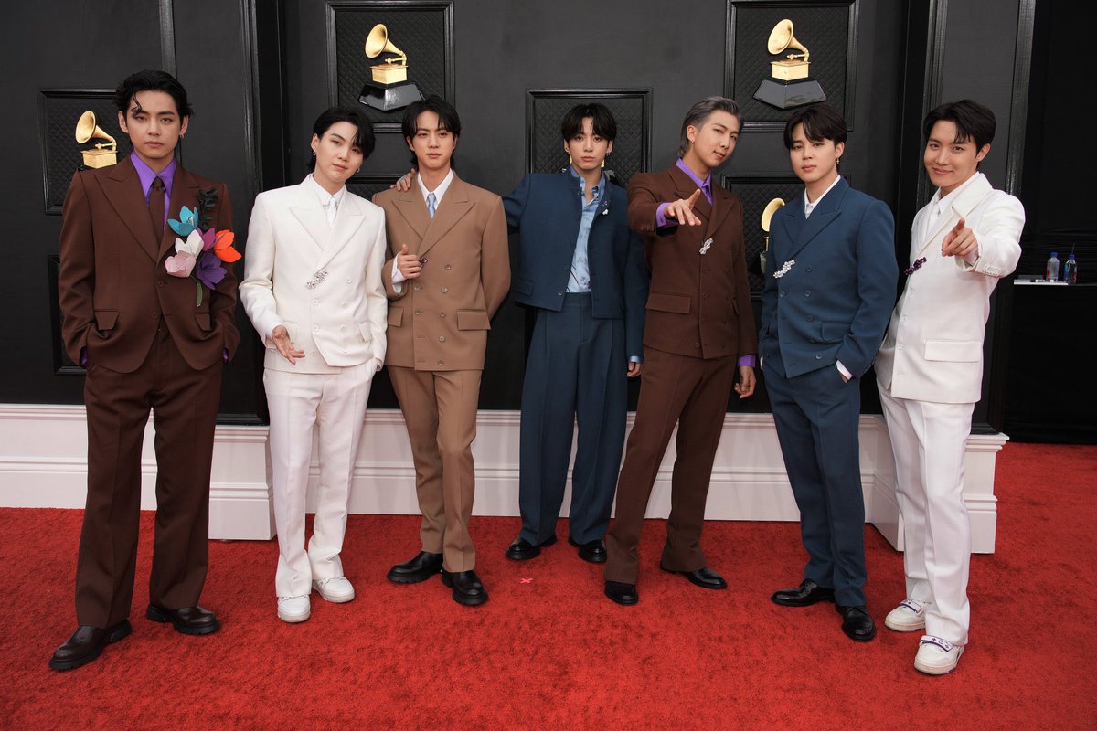 — Estoy realmente orgullosa de mis chicos <a href="/BTS_twt/">방탄소년단</a> como siempre dándolo todo con sus voces increíbles, sus presentaciones tan maravillosas, ellos son realmente geniales, BTS, ARMY esta orgullosa de ustedes.💜