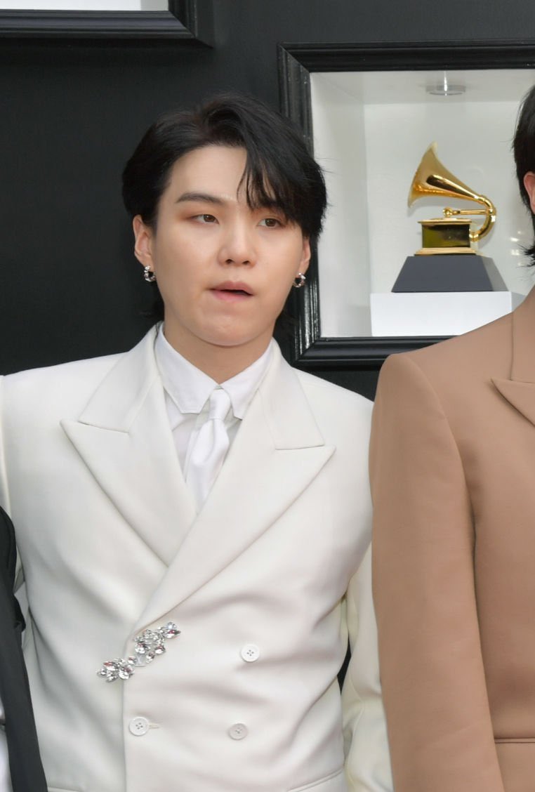 kim_Vee7's tweet photo. My face after the #scammys snubbed BTS again. https://t.co/o0xgHrXLLj