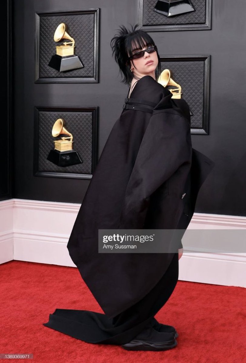 thikdckdaddy27's tweet photo. Yall act like she’s literally not billie eilish…she’s known for being DIFFERENT. Sorry she didn’t show up in a basic gown and heels https://t.co/RQInsSXyxa