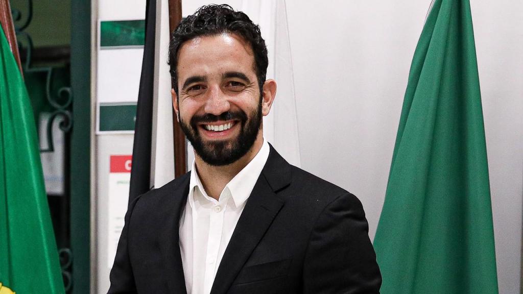 Amorim reage de forma irónica às críticas do Benfica à arbitragem: "Esse é o maior elogio que nos podem dar. Esta equipa técnica conseguiu que o Sporting fosse beneficiado pelas arbitragens, é um milagre que conseguimos, não tenho mais nada a dizer."