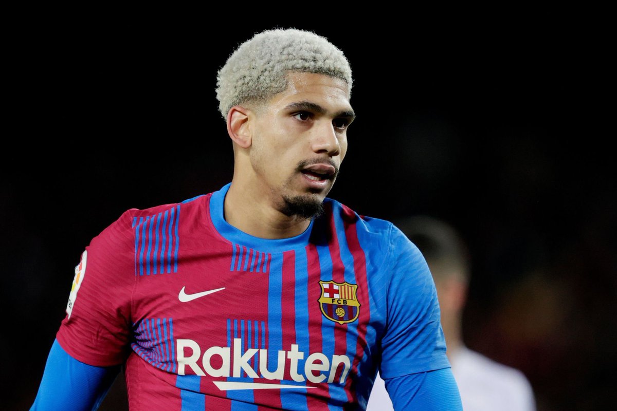Polyccio8's tweet photo. ⚠️ Explica @gerardromero que Luis Suárez ha sido clave para ayudar a convencer a Araújo para que renueve con el Barça‼️ #FCBlive #Barça #FCBarcelona https://t.co/hUf7gXSvc2