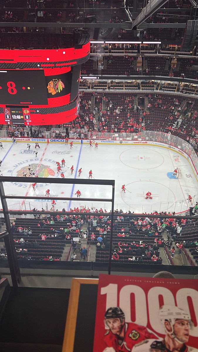 xDales_'s tweet photo. Everyone out attacking in r/place. I’m in the box at Toews 1000 game. Sports. I do wanna attack tho. @REALMizkif @OTKnetwork https://t.co/v912vngaba