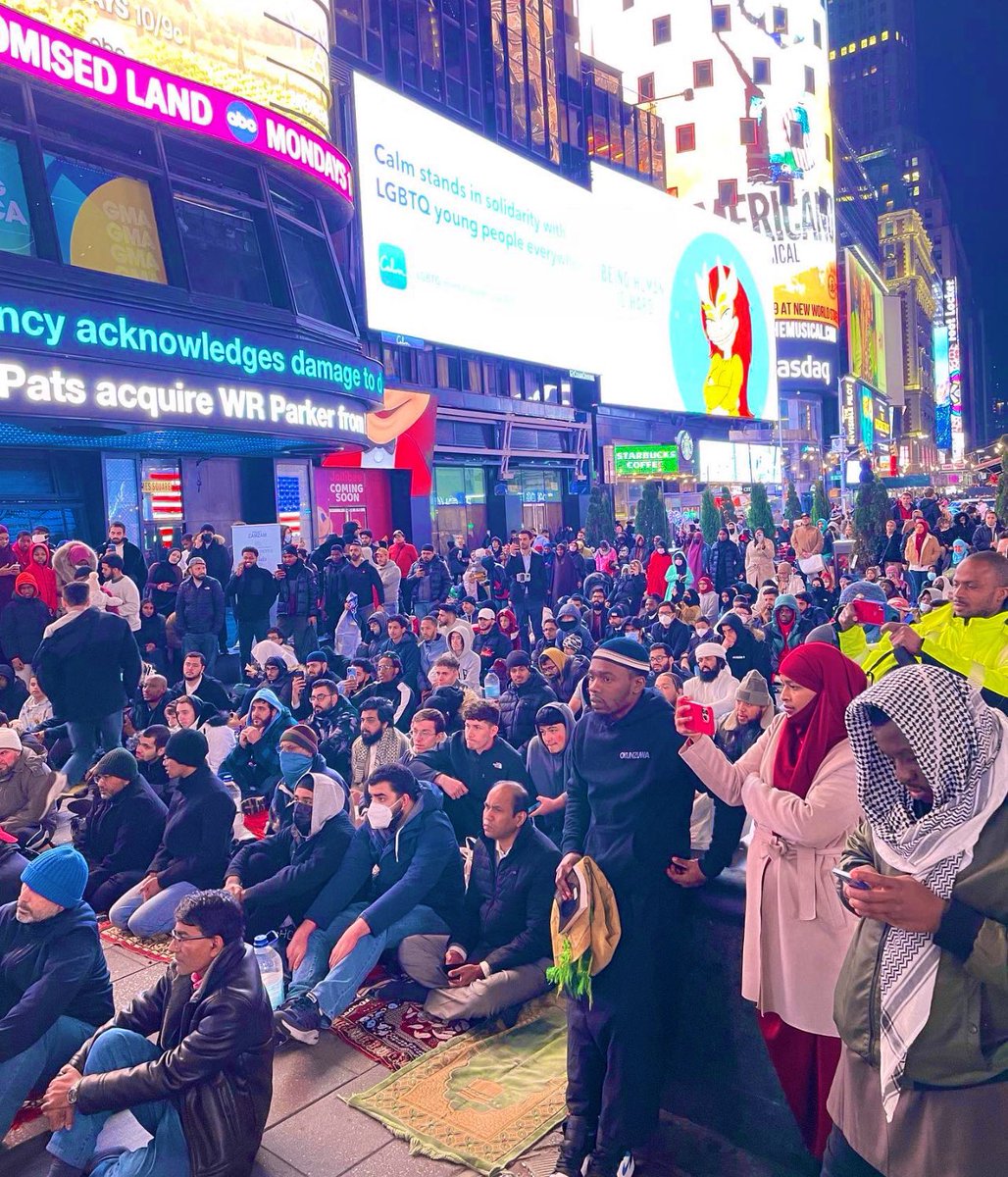 sozler_kosku's tweet photo. Amerika'da yaşayan  müslümanlar, (New York)  Times Meydanı'nda iftar yapıp, teravih namazı kıldı. https://t.co/ub07dnZajs