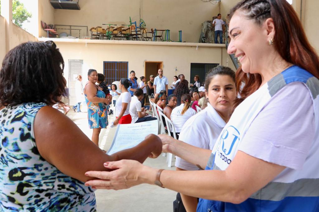 GovRJ's tweet photo. Afeto, abraços e acolhimento da equipe do #RJParaTodos em #NovaIguaçu.

Por meio da ação, o @GovRJ ofereceu serviços fundamentais para a população atingida pelas fortes chuvas na cidade, entre eles, o cadastro do cartão Recomeçar, 2a via de documentação básica e expedição de RG https://t.co/pdQvnUcLDE