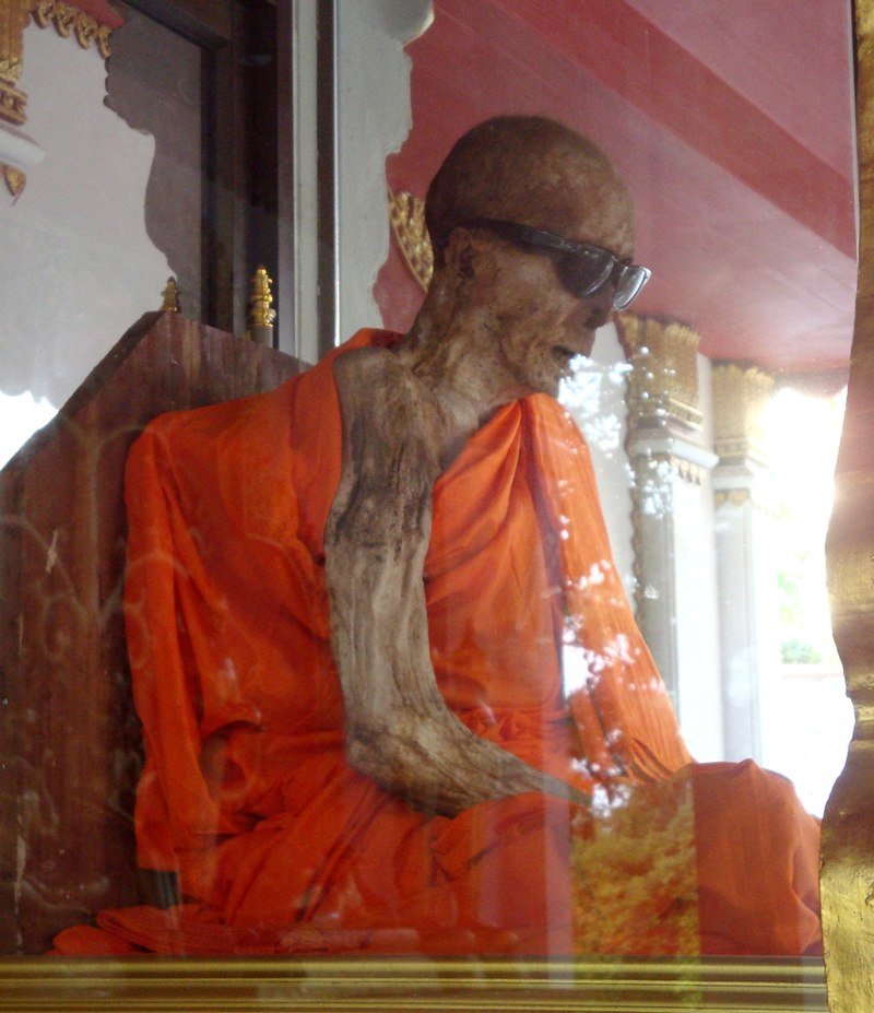 Oximoronico's tweet photo. Luang Pho Daeng momificado, también llamado Sokushinbutsu, que significa budificados en vida. https://t.co/rPK7AEmlDI