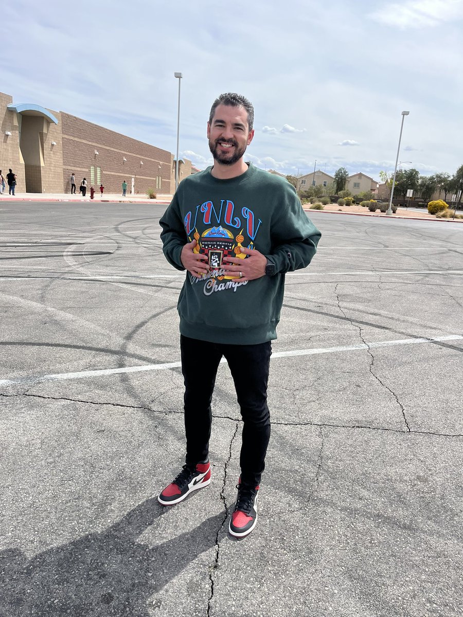 HeidenRatner's tweet photo. Because it’s Final 4 weekend it was appropriate to rep the home team… but also, wifey blessed me with one of my all time favorites - Bred Toes 1s. I’m a blessed man. Thankful is the word. Such a great day today at @WALKChurch! ♥️ #runninrebels #WALKChurch #bredtoe #bredtoe1s https://t.co/CJ99GqNLPI