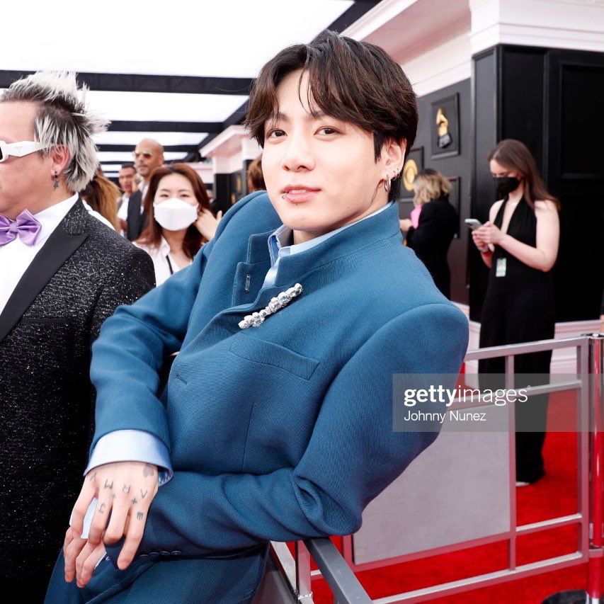ARMYBogotaCol's tweet photo. Jungkook al fotógrafo: ¿así que quieres ir a ver a mi gato eh? 🧐

#BTSBeforeParty #BTS @BTS_twt #BTSxGrammys https://t.co/IXycNM1OuD