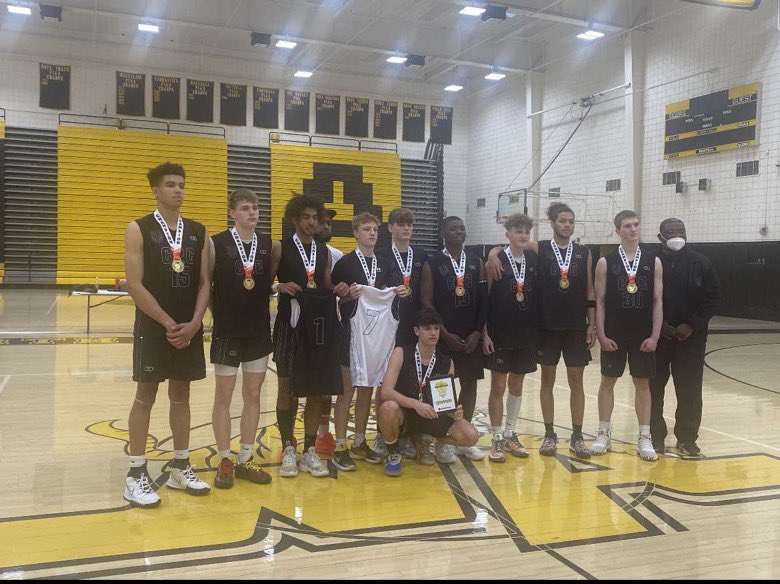 3bart_martin's tweet photo. First AAU tourney in the books🤝 love these guys #c2c https://t.co/WDAmx8pZvG