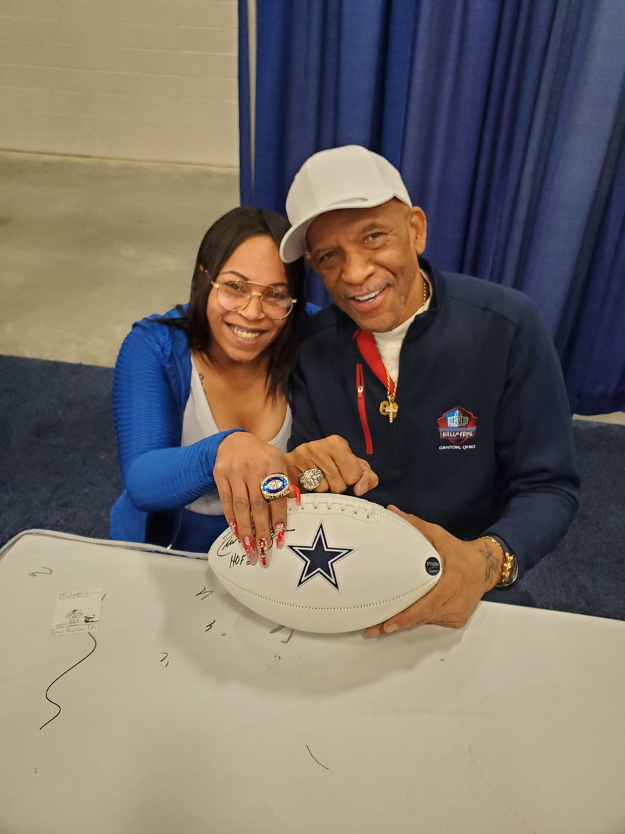 badredbone404's tweet photo. @DezBryant I got this ball signed yesterday by two of the great 88s for my Birthday!!! Could I send it to you and have you sign it?? I'll pay for shipping both was and I will pay you to sign it!!! https://t.co/D2S1ww0TLG