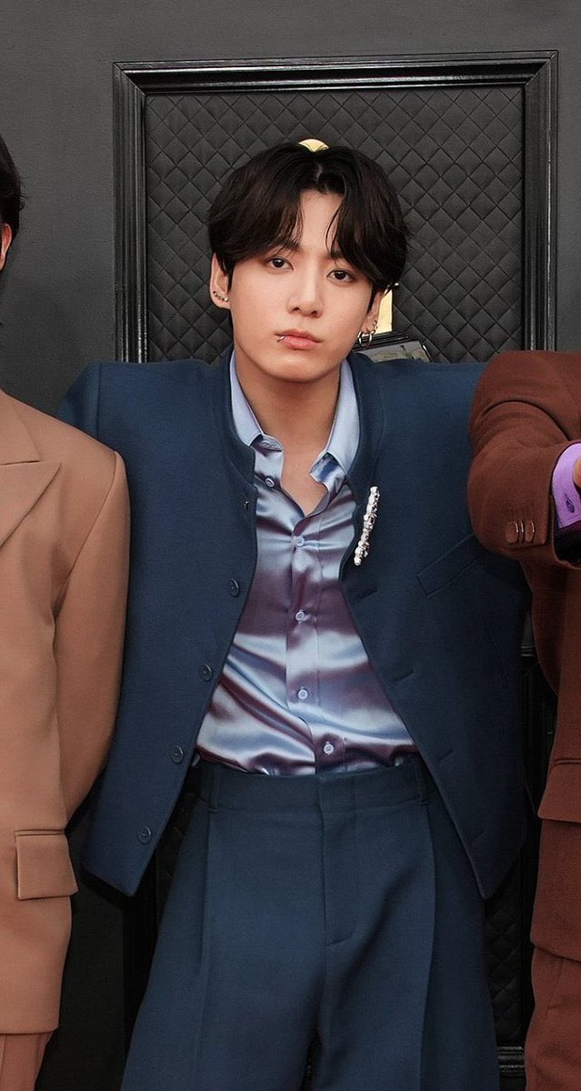 JKLS1994's tweet photo. Este chico me tiene súper mal,re traumada con tremendo outflit que se acaba de tirar en la alfombra roja de los Grammy, quiero ver interacción entre Justin y Jungkook 🥴💜#Jungkook #BTSxGrammys https://t.co/Yy4prYPHUP