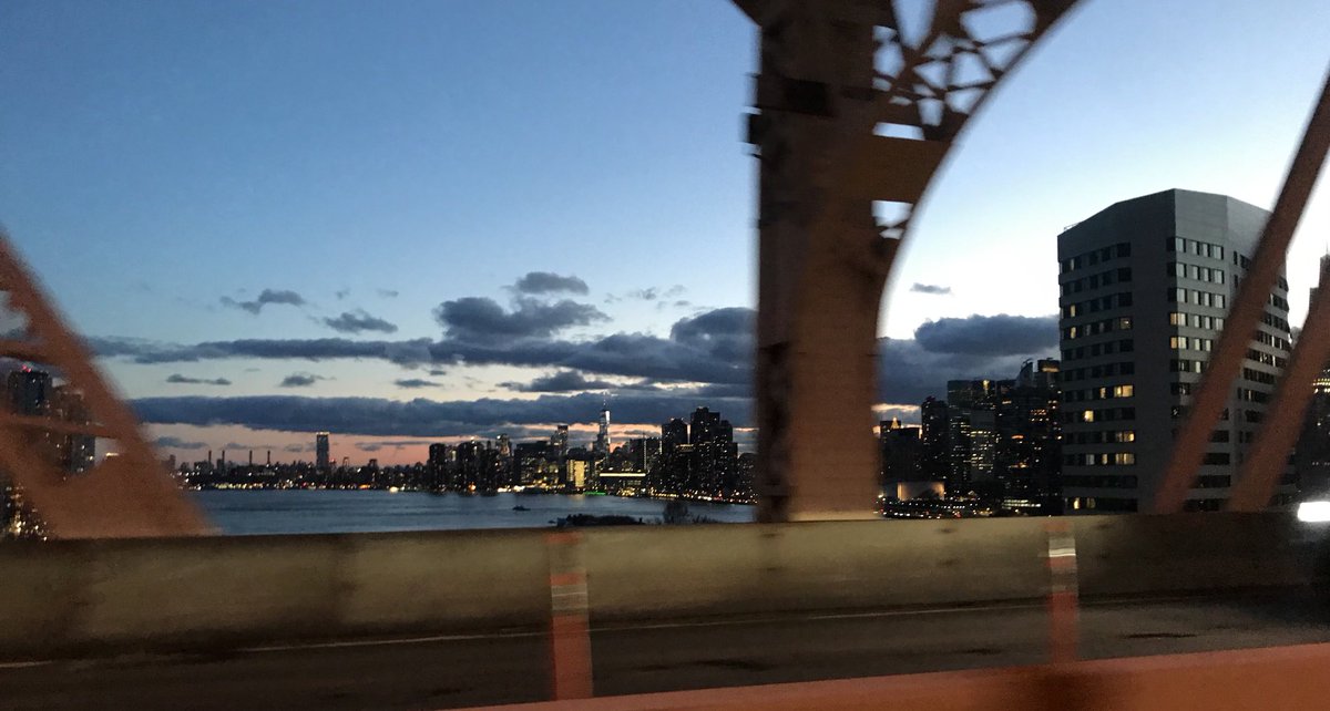 aletz_medina's tweet photo. El drama de una ciudad, la pelea entre lo natural y lo artificial, #NYC #skyline #sunsetNYC 😘 https://t.co/48zLcjETNR