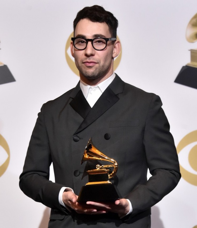 TheSwiftSociety's tweet photo. 🏆| Congratulations to @JackAntonoff on winning ‘Producer Of The Year (Non-Classical)’ at the 2022 #GRAMMYs

— Some of his notable releases include @TaylorSwift13's "gold rush." https://t.co/yElLr3qNcf