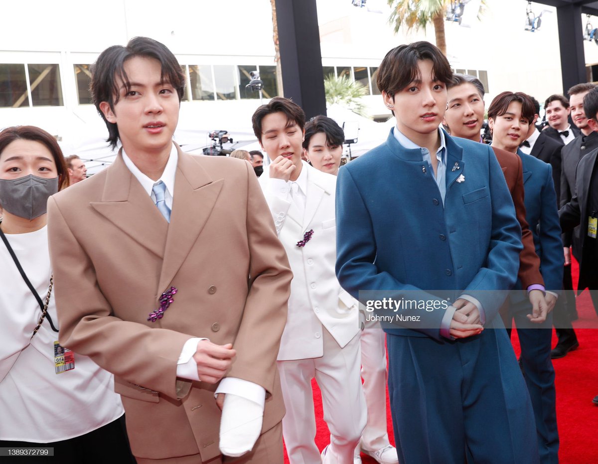 imonnielab's tweet photo. seokjin toplu fotoğraf video çekilirken falan elini saklıyor… 🥺 kıyamam sana https://t.co/vCFFlunkn5